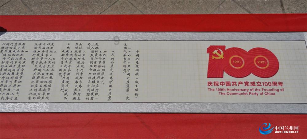 漂亮女孩清洗车